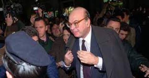 La sera delle "monetine" lanciate contro Craxi