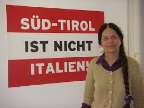 L'assurda pretesa di etichettare come fascisti quanti a Bolzano non sono d'accordo con i pantirolesi